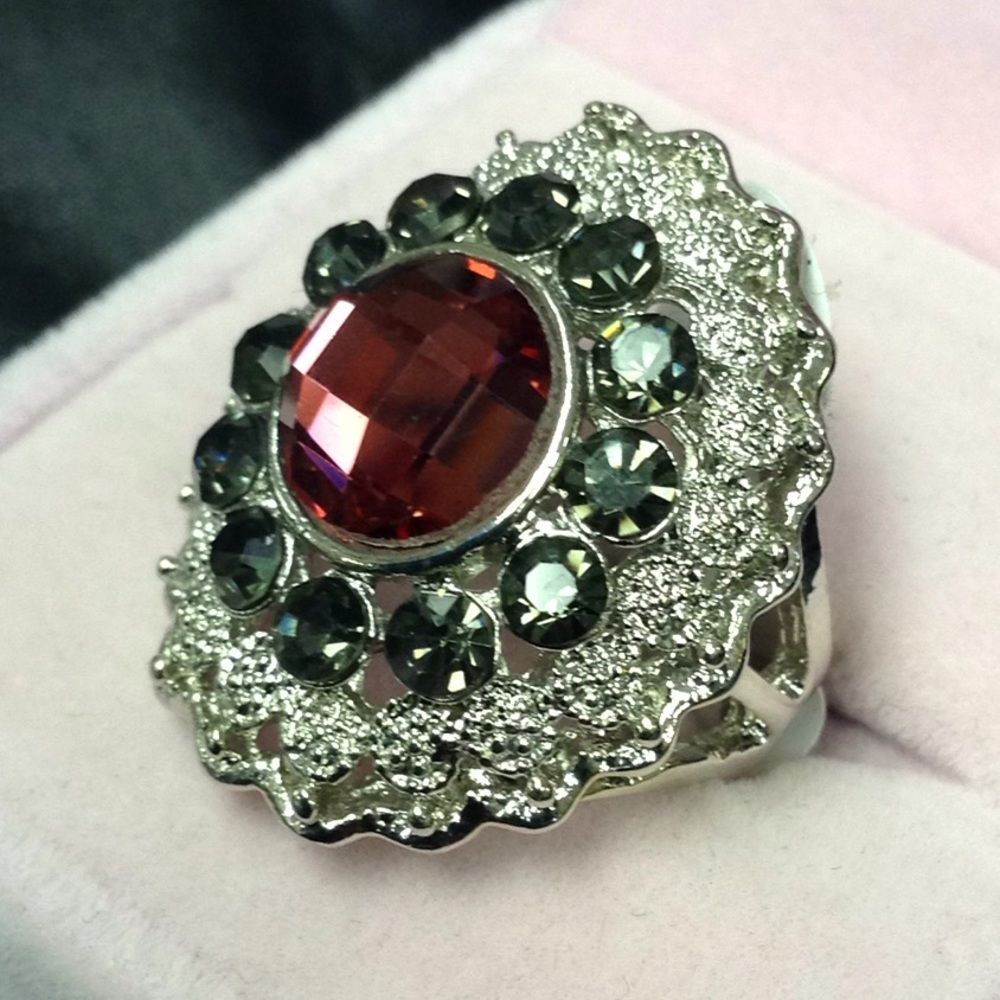 Unique silver ornate ring size 7